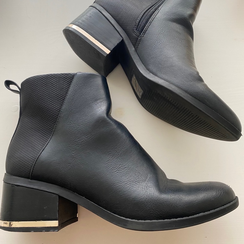 🧡 2/$20 Call it Spring black and gold ankle booties